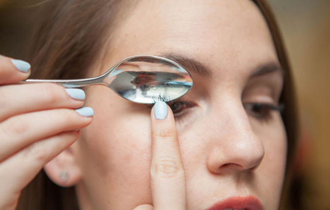9 Beauty Tricks You Had No Idea You Could Do With a Spoon  3