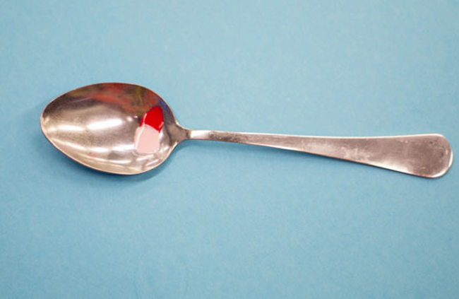 9 Beauty Tricks You Had No Idea You Could Do With a Spoon  6