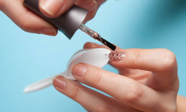 9 Beauty Tricks You Had No Idea You Could Do With a Spoon  8