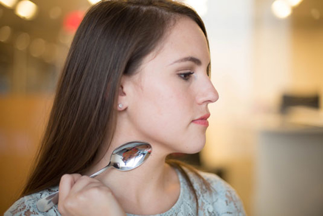 9 Beauty Tricks You Had No Idea You Could Do With a Spoon  9