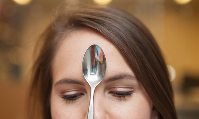 9 Beauty Tricks You Had No Idea You Could Do With a Spoon  10
