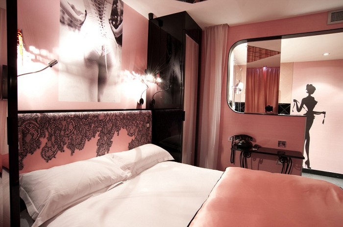 巴黎頂級內衣皇后設計師 Chantal Thomass 操刀飯店設計，以七宗罪主題打造 Vice Versa Hotel 4