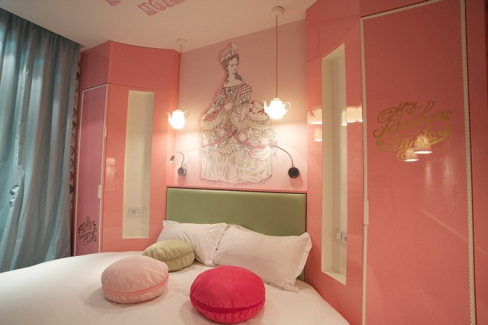 巴黎頂級內衣皇后設計師 Chantal Thomass 操刀飯店設計，以七宗罪主題打造 Vice Versa Hotel 7