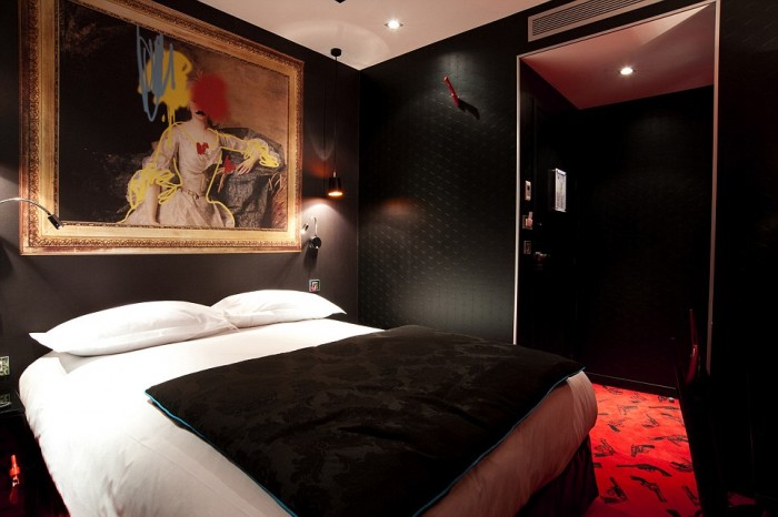 巴黎頂級內衣皇后設計師 Chantal Thomass 操刀飯店設計，以七宗罪主題打造 Vice Versa Hotel 13