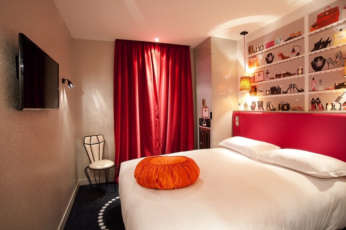 巴黎頂級內衣皇后設計師 Chantal Thomass 操刀飯店設計，以七宗罪主題打造 Vice Versa Hotel 14
