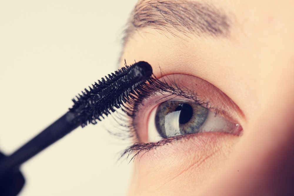 6 Ways to Curl Your Lashes Without an Eyelash Curler 3