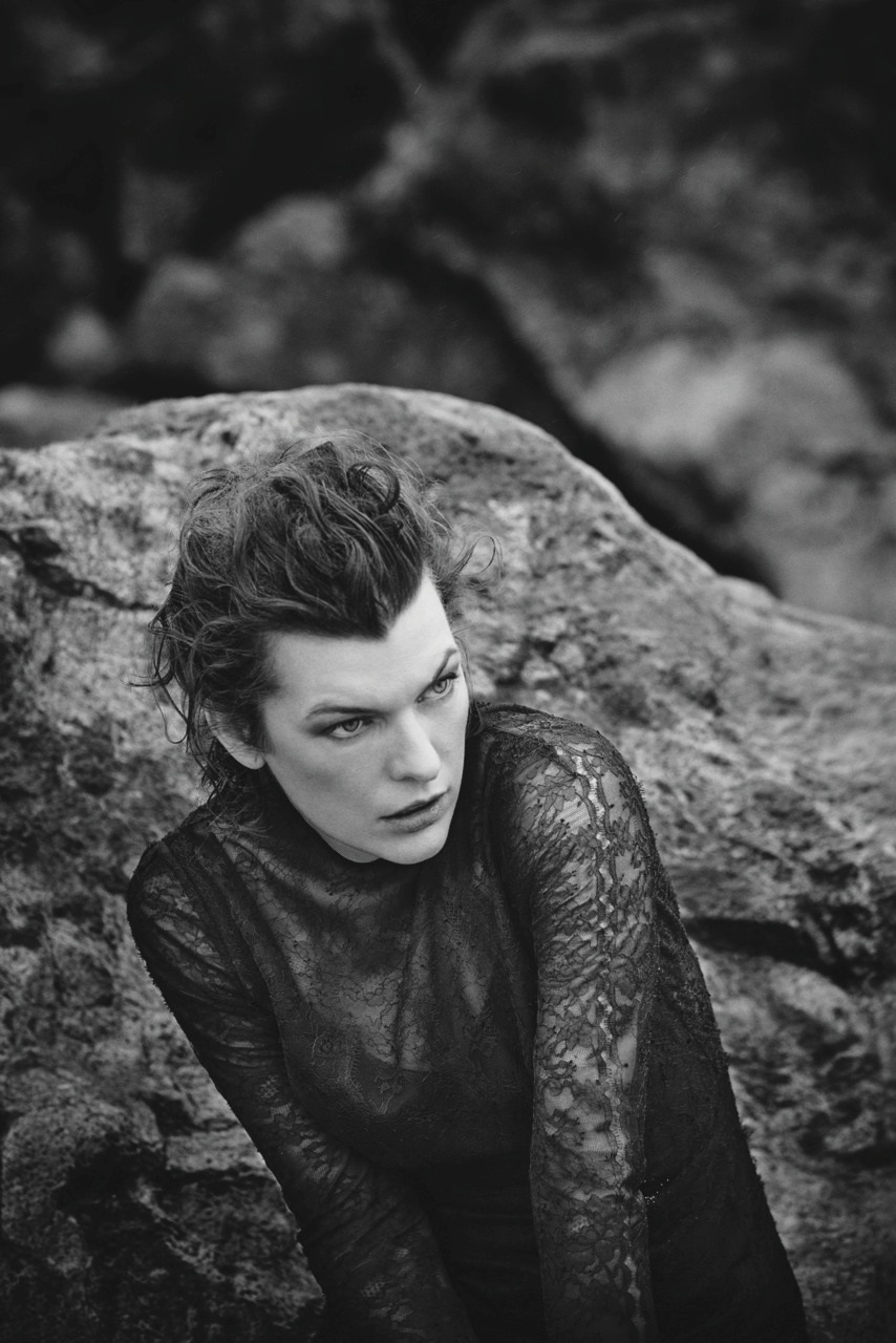 海灘上展現成熟魅力：Milla Jovovich登西班牙版《Harper’s Bazaar》封面 4