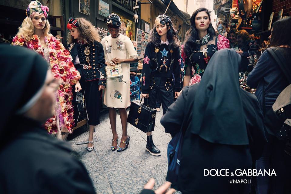 拿著 Armarni、Gucci、LV…這竟然是 Dolce & Gabbana 的 2016 秋冬形象大片 9