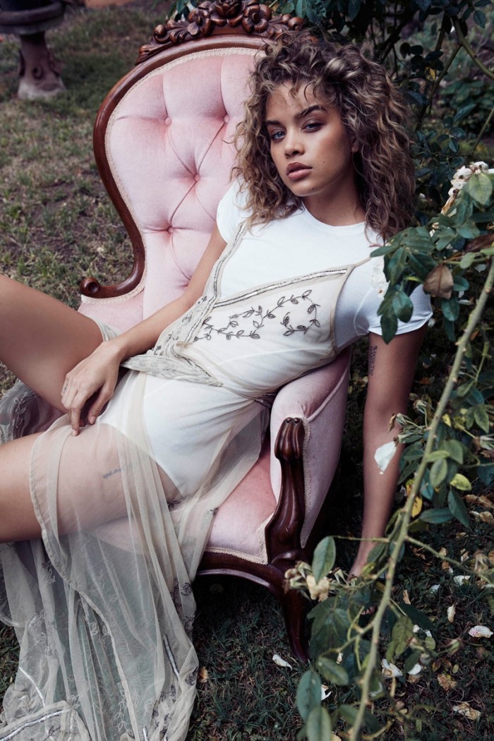 Jasmine Sanders Poses in Easy Summer Outfits from Free People 6