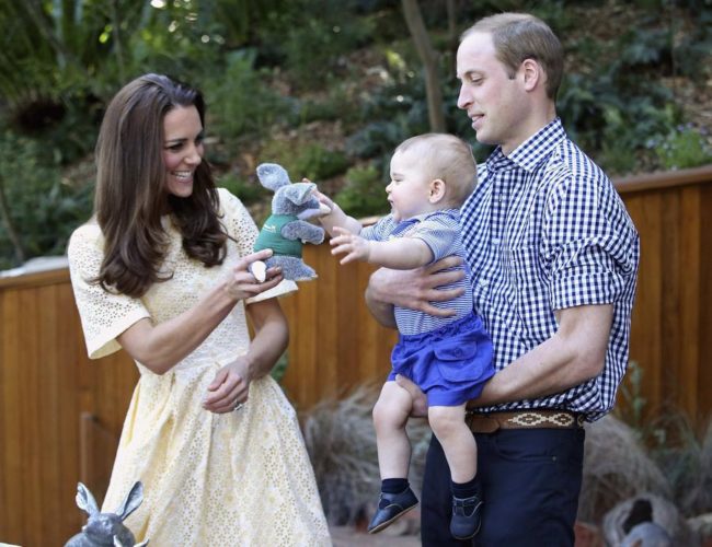 Prince William holds Prince George as Catherine, Duchess of Cambridge, gives him a toy during a visit to the Bilby Enclosure at Sydney's Taronga Zoo April 20, 2014. The Prince and his wife Kate are undertaking a 19-day official visit to New Zealand and Australia with their son George. REUTERS/Chris Jackson/Pool (AUSTRALIA - Tags: ENTERTAINMENT ROYALS SOCIETY)
