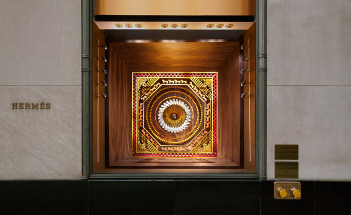 立體了經典絲巾的嫣然精緻：裝置藝術家為Hermès雕刻出秋季櫥窗 1