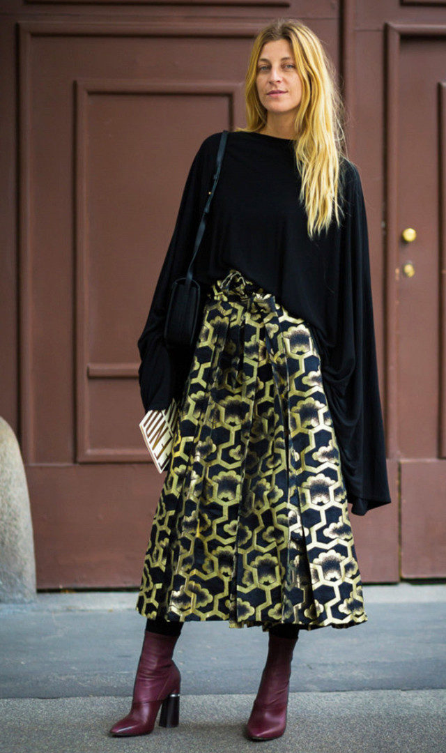 gold-print-skirt-and-boots-street-style-1965151-1478290532-640x0c