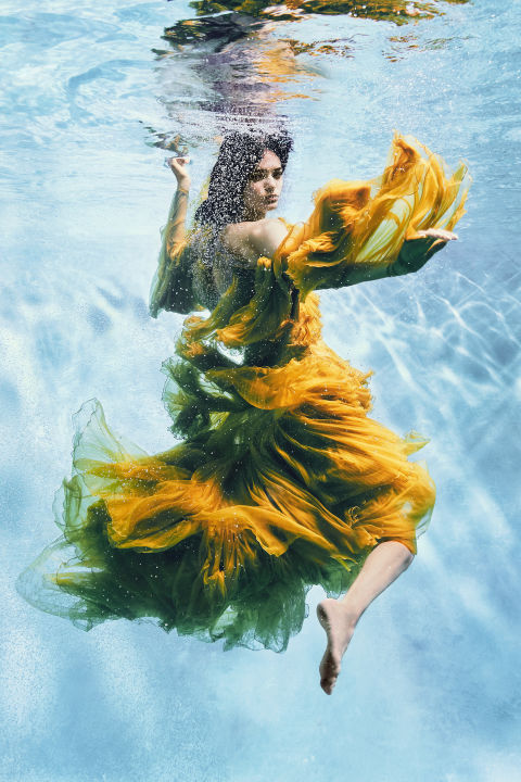 美國 Harper's Bazaar 11月號最受矚目的水下浪漫：以裙襬製造浪花《Making Waves》 1