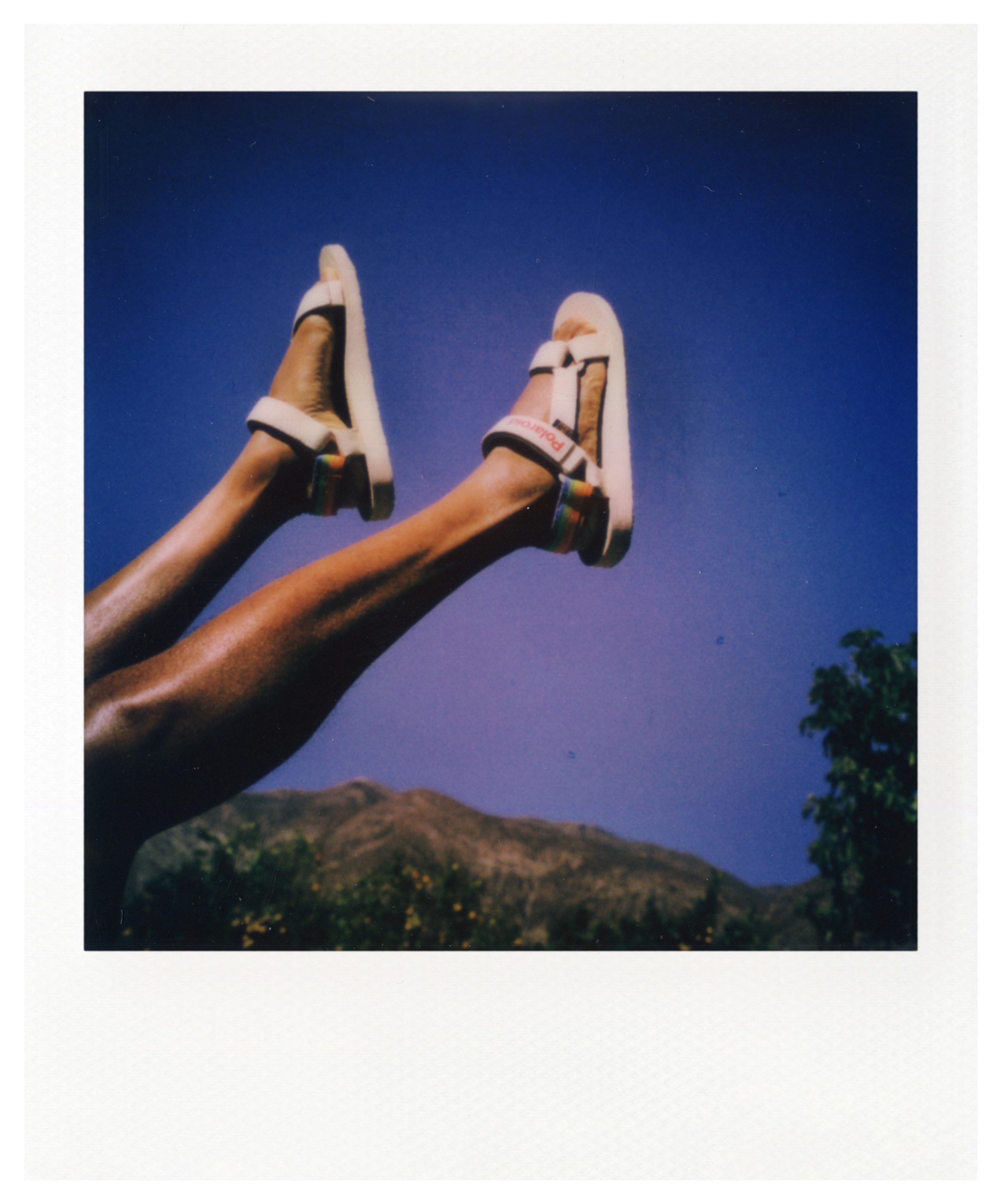 帶上涼鞋與拍立得 就是夏日出遊的完美組合 Teva X Polaroid 聯名系列 The Femin