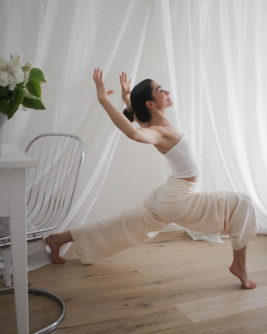 如流水般的自然延展，Marie Yoga 以瑜伽展现充满艺术感的肢体之美