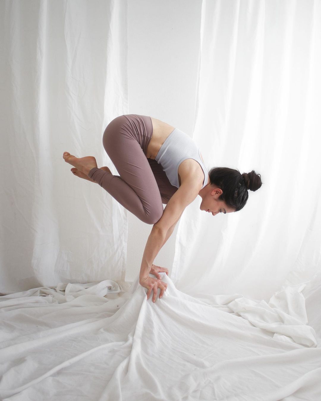 如流水般的自然延展，Marie Yoga 以瑜伽展现充满艺术感的肢体之美