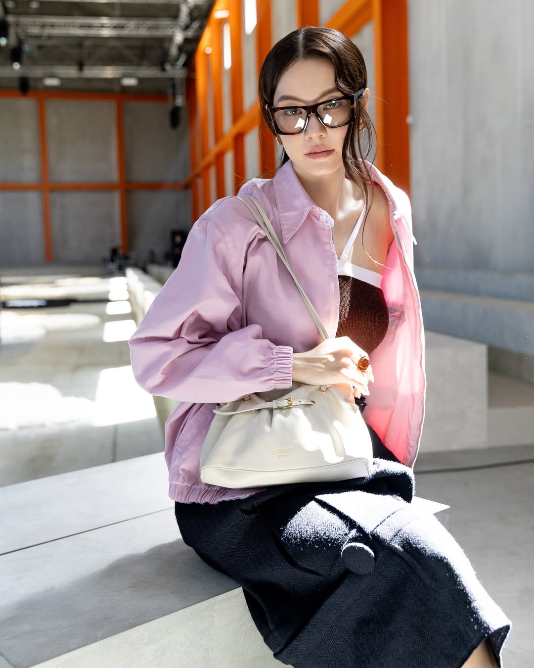 Namtan Tipnaree 穿著剪裁俐落的時尚服裝展現優雅氣息。