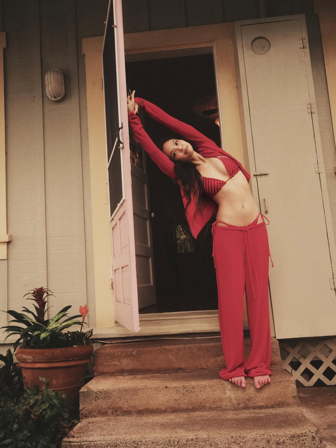 粉色聯名短版上衣搭配高腰泳褲,展現都會度假風格。