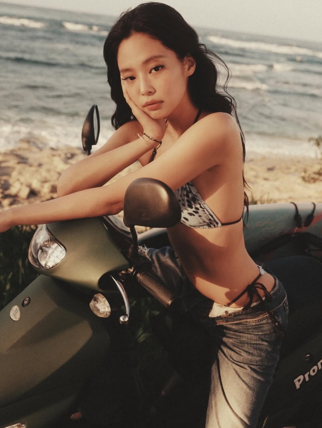 模特兒穿著復古粉色聯名T恤搭配短褲展現街頭時尚