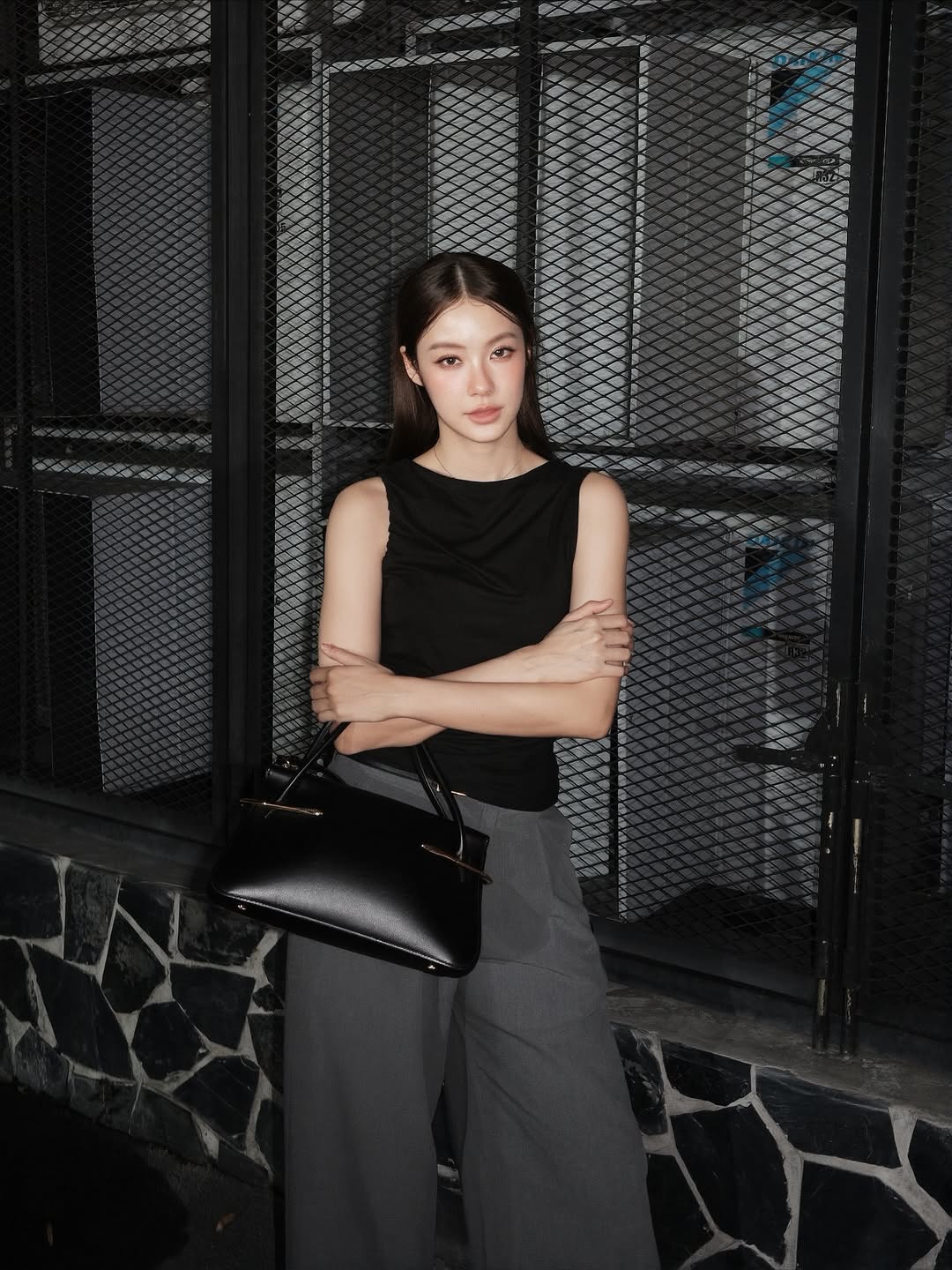 Namtan眼神深邃神情從容，展現優雅的時尚張力。