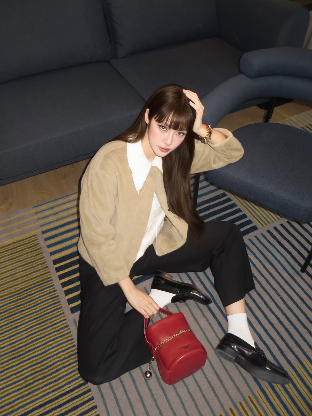 泰國女星Namtan以精緻造型展現自信時尚氣場。