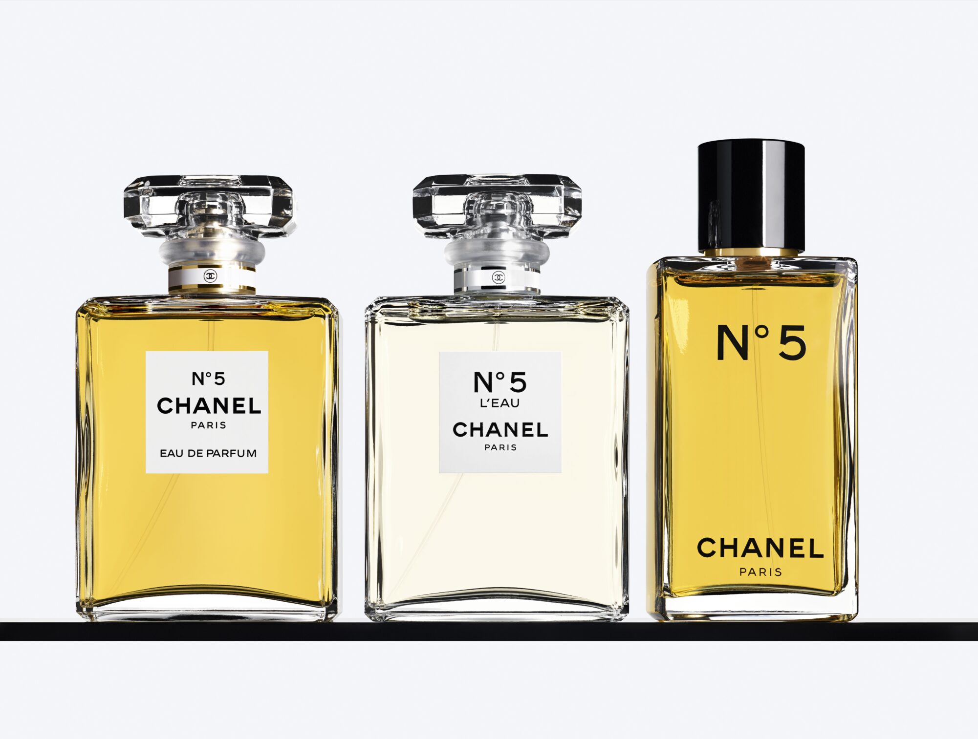 香奈兒N5淡香水透明方形瓶身與圓柱蓋,展現俐落美感。