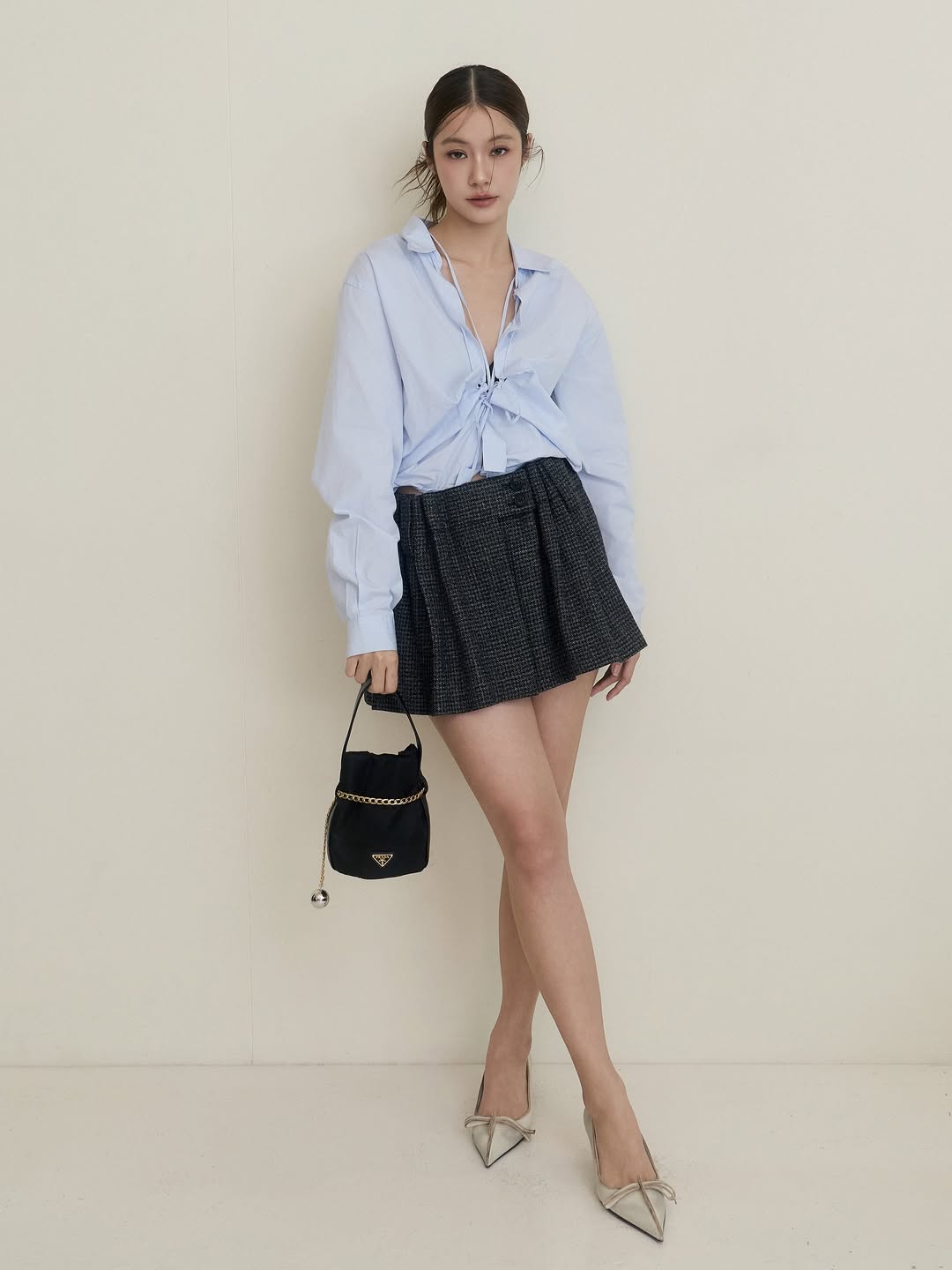 Namtan 穿著卡其褲裝，展現簡約率性的時裝大秀造型。