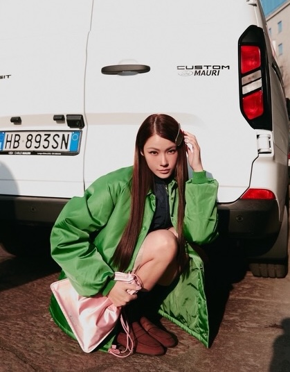 Namtan 以俐落短髮與極簡黑色服裝展現都會知性美