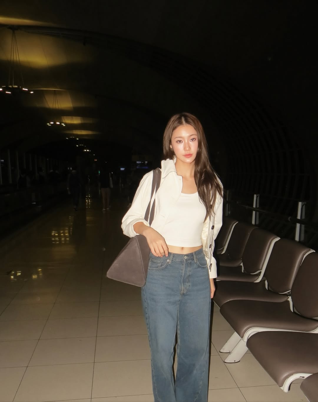 Namtan穿著背心與直筒牛仔褲展現俐落街頭風