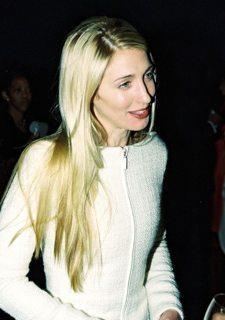 身穿黑白色系俐落服飾的女性,展現九零年代極簡美學。