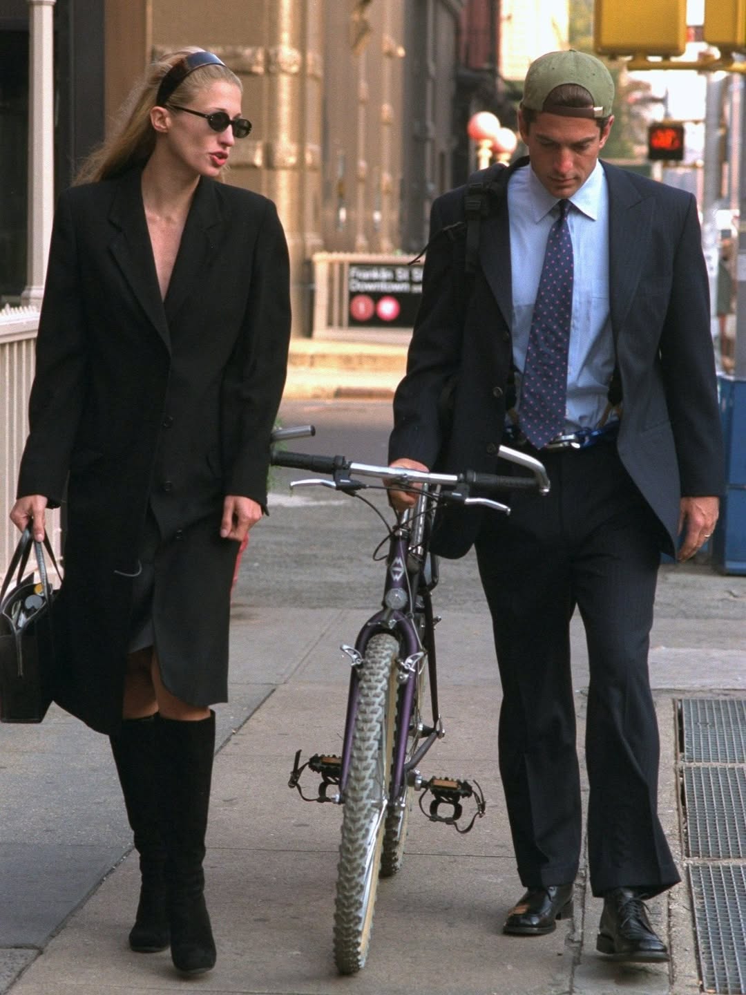 身穿極簡俐落的白色緞面長裙,呈現經典的優雅質感。