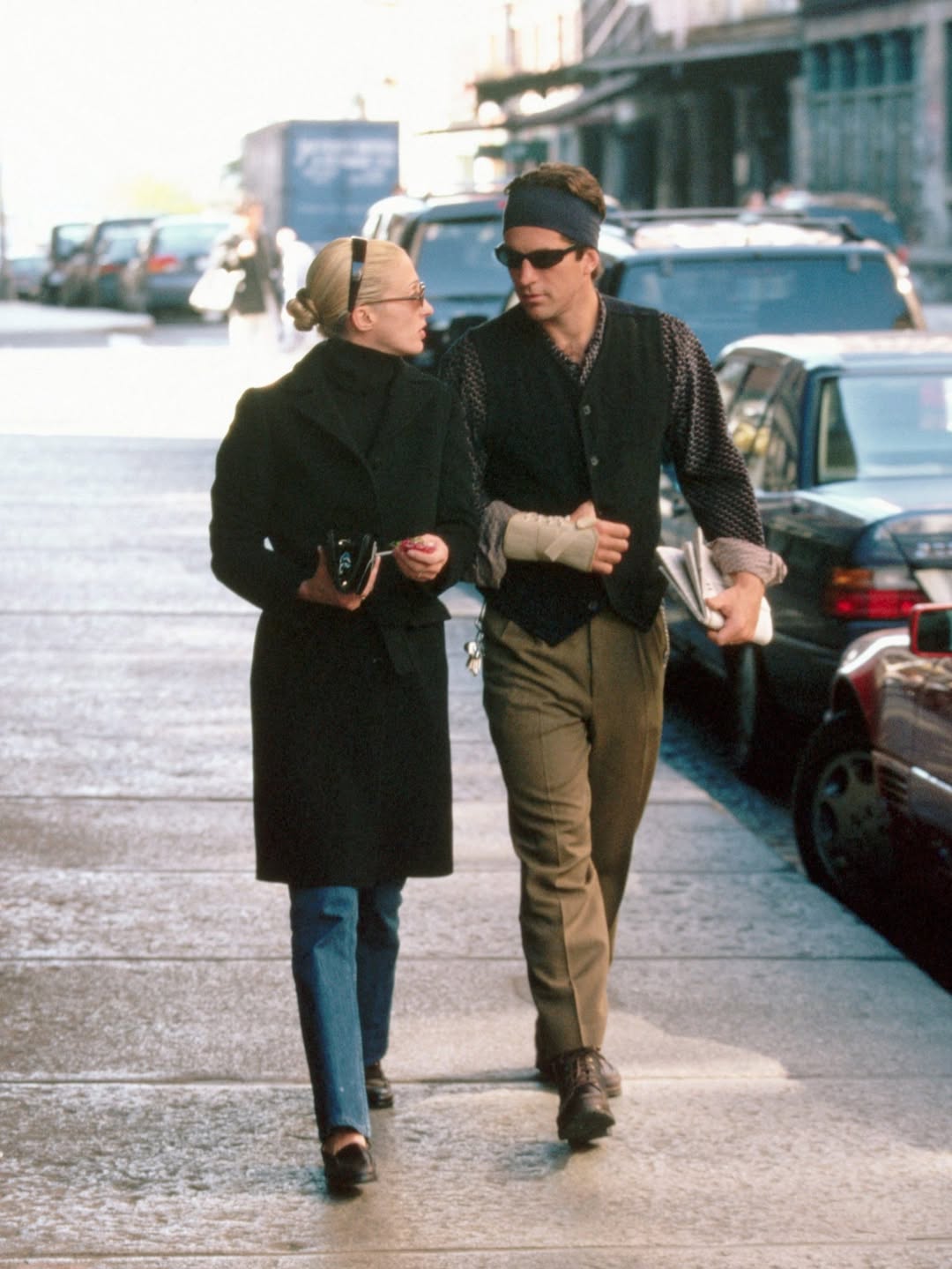 身穿黑色俐落大衣與極簡剪裁服飾展現冷靜優雅感